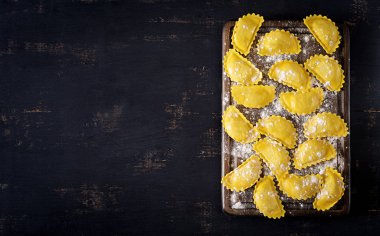 Pişmemiş mantı masada. İtalyan mutfağı. Üstten Görünüm
