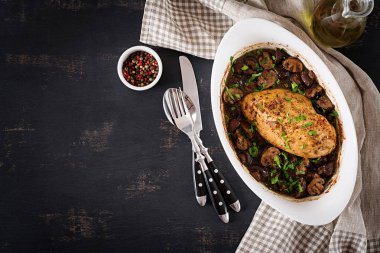 Fırında tavuk göğsü masanın üzerine balsamik soslu mantar. Üstten Görünüm