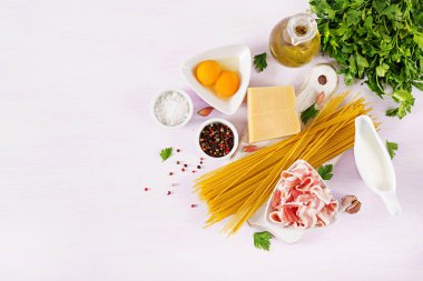 Yemek Carbonara makarna, spagetti pancetta, yumurta, biber, tuz ve sert parmesan peyniri için malzemeler. İtalyan mutfağı. Makarna alla carbonara. Üstten Görünüm, düz yatıyordu, kopya alanı