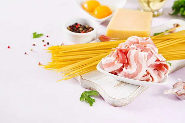 Szalonna Hozzávalókat Főzés Carbonara Tészta Spagetti Tojás Paprika Kemény Parmezán — Stock Fotó