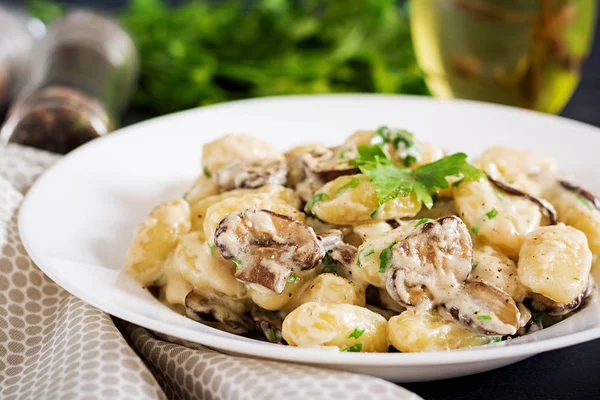 Gnocchi Con Crema Funghi Prezzemolo Ciotola Fondo Scuro — Foto Stock