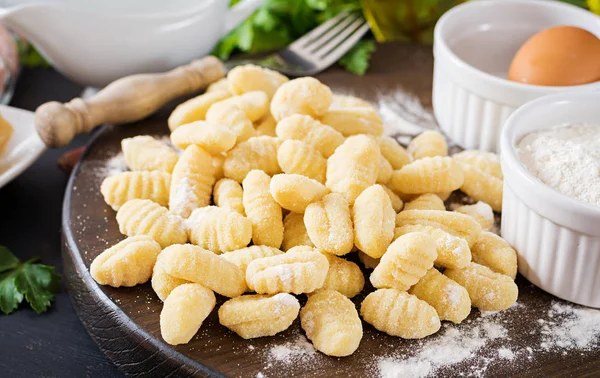 Ongekookt Zelfgemaakte Gnocchi Met Een Champignonroomsaus Peterselie Kom Een Donkere — Stockfoto