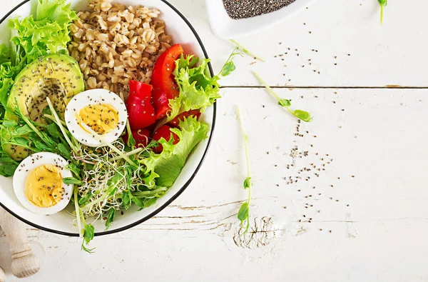 Friss Salátával Reggeli Tál Zabkását Paprika Avokádó Saláta Microgreens Főtt — Stock Fotó