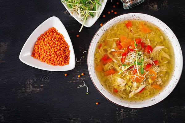 Sopa Com Lentilhas Cenouras Carne Frango Páprica Aipo Uma Tigela — Fotografia de Stock