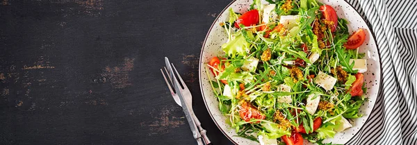 Insalata di pomodoro con mescolanza micro verdi e formaggio camembert. Superiore vi — Foto Stock