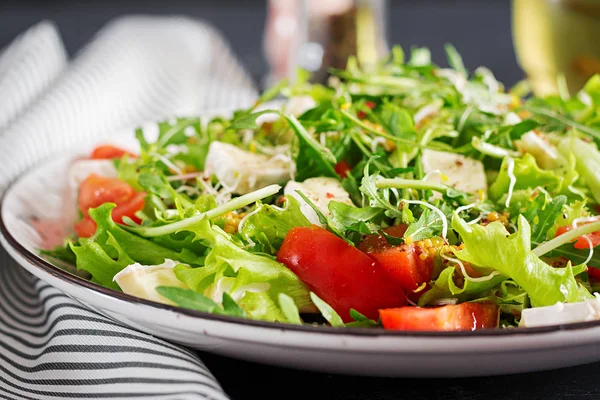 Ensalada Tomate Con Mezcla Verduras Micro Queso Camembert — Foto de Stock