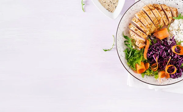 Salad Sehat Buddha Mangkuk Piring Dengan Fillet Ayam Nasi Kubis — Stok Foto
