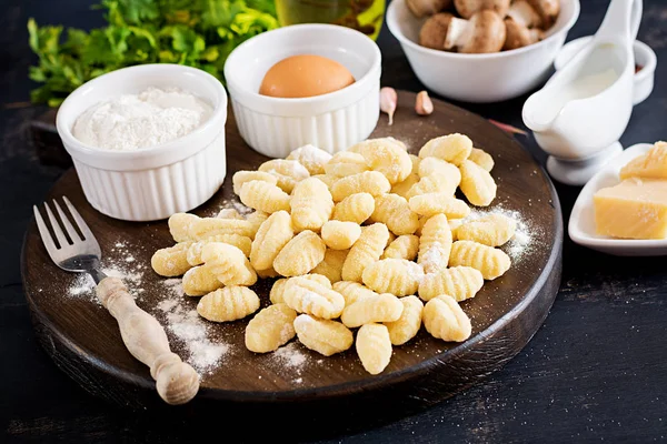 Ongekookt Zelfgemaakte Gnocchi Met Een Champignonroomsaus Peterselie Kom Een Donkere — Stockfoto