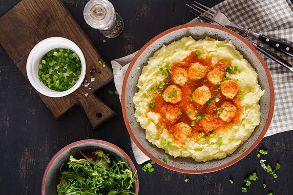 Gehaktballetjes Tomatensaus Met Aardappelpuree Kom Bovenaanzicht — Stockfoto