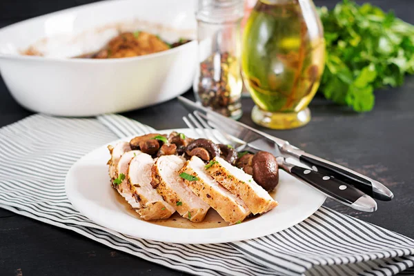 Pechuga Pollo Horno Con Setas Salsa Balsámica Sobre Mesa —  Fotos de Stock