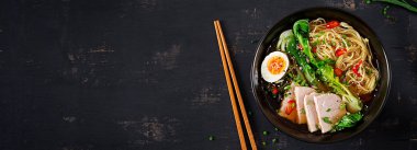 Yumurta, domuz eti ve pak choi lahana ile miso Ramen Asya erişte 