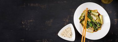 Soya sosu ve susam ile bok choy sebze stir fry. CH