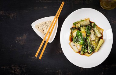 Soya sosu ve susam ile bok choy sebze stir fry. Çin mutfağı. Üstten Görünüm