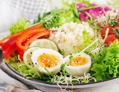 Kuskus, yumurta ve sebze kase. Sağlıklı, diyet, vejetaryen gıda kavramı. Vejetaryen Buda kase.