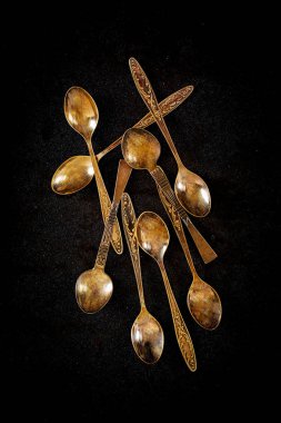 Eski vintage kaşık karanlık masada. Üstten Görünüm