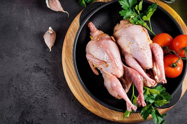 Çiğ çiğ bıldırcın. Sağlıklı et yemek için malzemeler. Üstten Görünüm