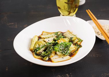 Soya sosu ve susam ile bok choy sebze stir fry. Çin mutfağı.
