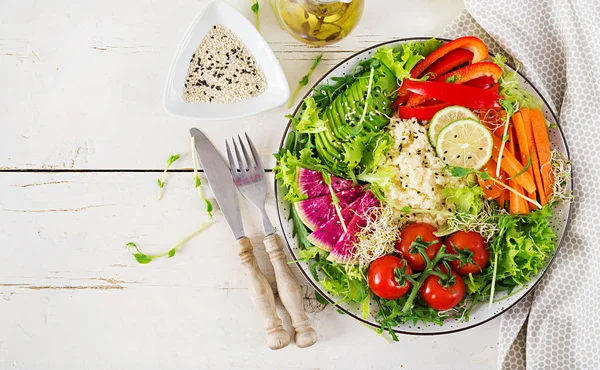 库斯库斯和蔬菜碗 趋势食品 素食的概念在轻的背景下 素食主义者佛碗 顶视图 — 图库照片
