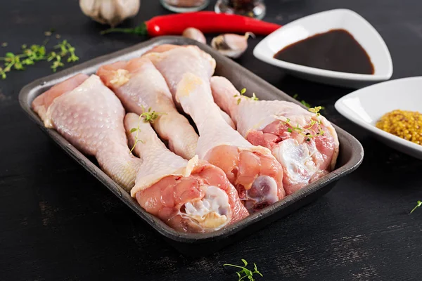 Rauwe Ongekookte Kip Poten Drumsticks Donkere Tafel Kippenvlees Met Ingrediënten — Stockfoto