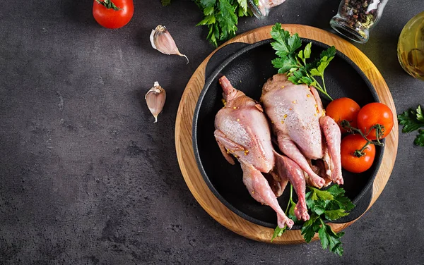 Rauwe Ongekookte Kwartel Ingrediënten Voor Gezond Vlees Eten Koken Bovenaanzicht — Stockfoto