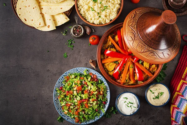 Comida Marroquí Platos Tradicionales Tajinos Cuscús Ensalada Fresca Sobre Mesa — Foto de Stock