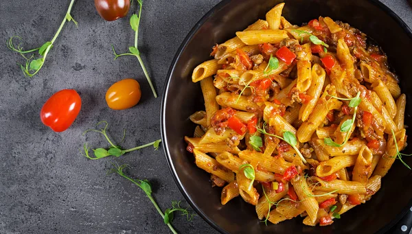 Massa Penne Molho Tomate Com Carne Tomates Decorados Com Brotos — Fotografia de Stock