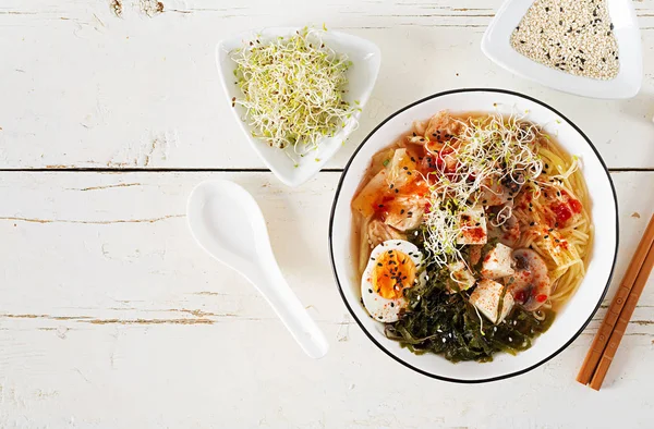 Asijské Miso Ramen Nudle Zelím Kimchi Mořské Řasy Vejce Žampiony — Stock fotografie