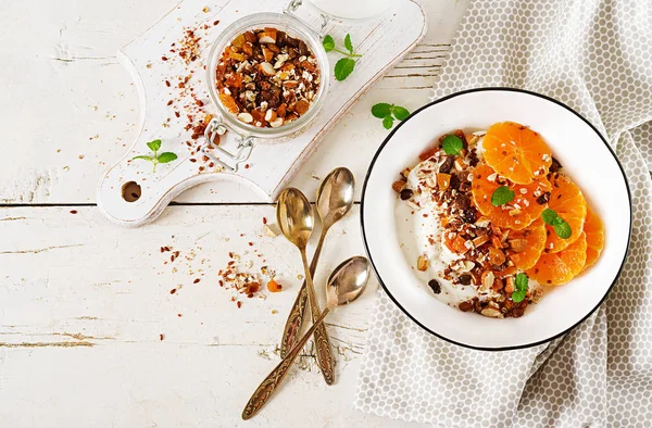Skål Med Hemmagjord Müsli Med Yoghurt Och Mandarin Vita Träbord — Stockfoto