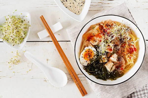 Asijské Miso Ramen Nudle Zelím Kimchi Mořské Řasy Vejce Žampiony — Stock fotografie