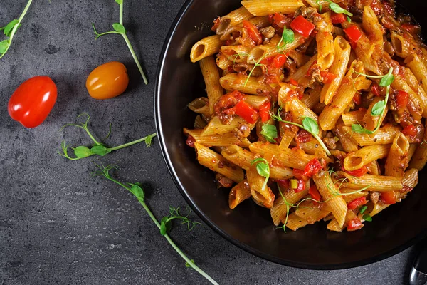 Penne Pasta Tomatsås Med Kött Tomater Dekorerad Med Ärter Brysselkål — Stockfoto