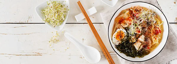 Asijské miso Ramen nudle s zelí kimči, mořské řasy, vejce, mush — Stock fotografie