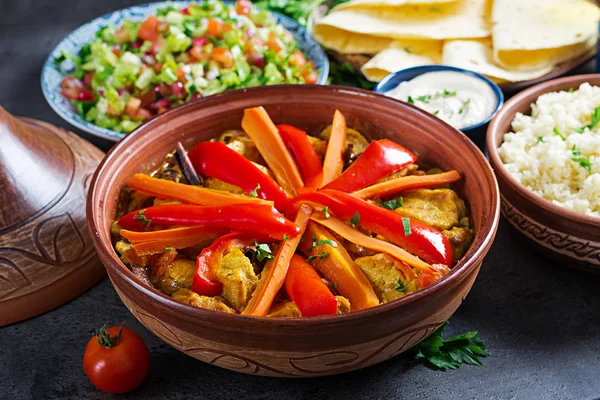 Makanan Maroko Tradisional Tajine Piring Couscous Dan Segar Salad Pedesaan — Stok Foto