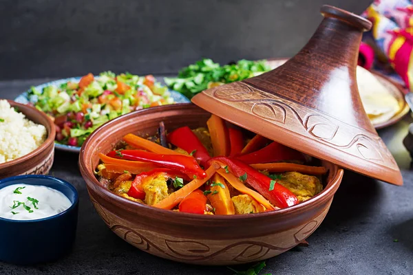 Marocké Jídlo Pokrmy Tradiční Tajine Kuskus Čerstvý Salát Rustikální Dřevěný — Stock fotografie