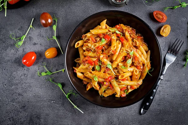 Massa Penne Molho Tomate Com Carne Tomates Decorados Com Brotos — Fotografia de Stock