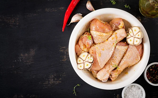 Çiğ Çiğ Tavuk Marine Bacaklar Karanlık Masada Yemek Pişirmek Için — Stok fotoğraf