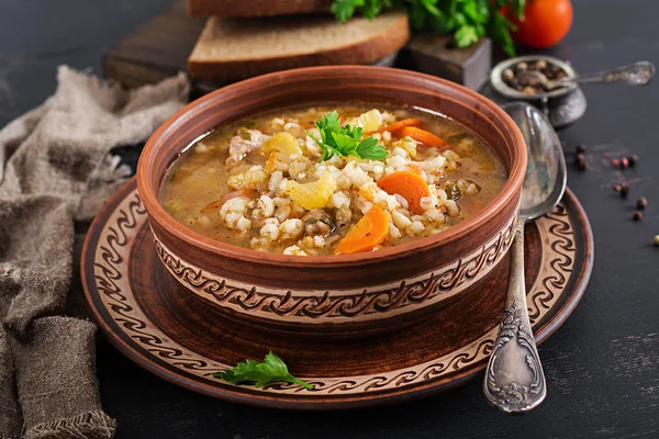 Sopa Cevada Com Cenouras Tomate Aipo Carne Fundo Escuro — Fotografia de Stock