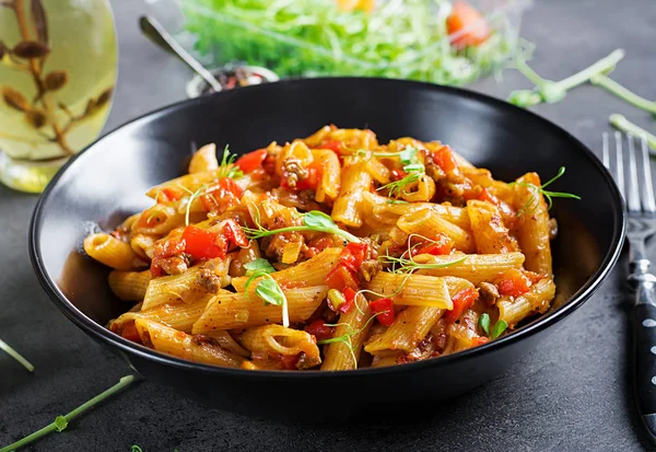 Massa Penne Molho Tomate Com Carne Tomates Decorados Com Brotos — Fotografia de Stock