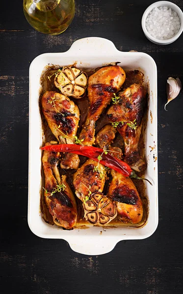 Appetizing Oven Baked Golden Chicken Drumsticks Baking Dish Dark Table — Stock Photo, Image