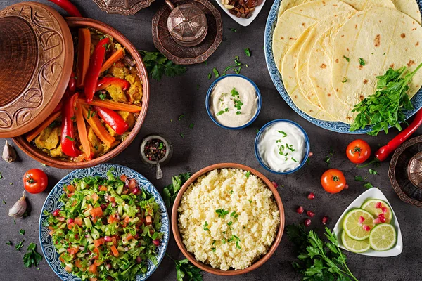 Comida Marroquina Pratos Tradicionais Tajine Cuscuz Salada Fresca Mesa Madeira — Fotografia de Stock