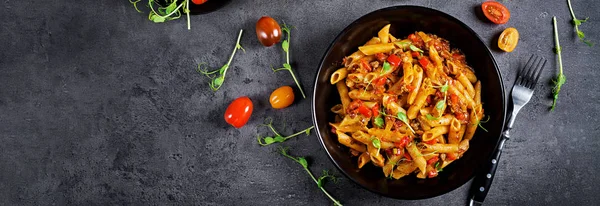 Penne Pasta Tomatsås Med Kött Tomater Dekorerad Med Ärter Brysselkål — Stockfoto