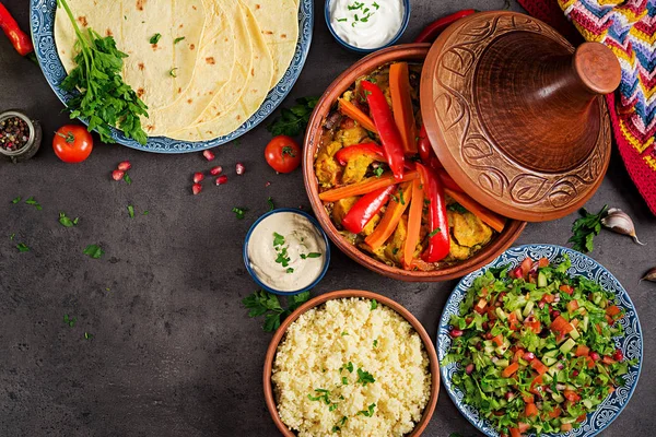 Comida Marroquí Platos Tradicionales Tajinos Cuscús Ensalada Fresca Sobre Mesa — Foto de Stock