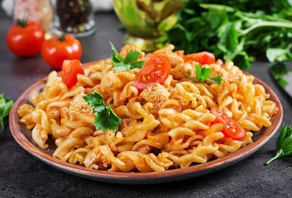 Tészta Fusilli Paradicsommal Csirkehús Petrezselymet Sötét Tábla Lemez — Stock Fotó