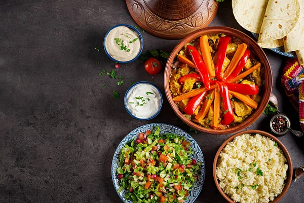 Comida Marroquí Platos Tradicionales Tajinos Cuscús Ensalada Fresca Sobre Mesa — Foto de Stock