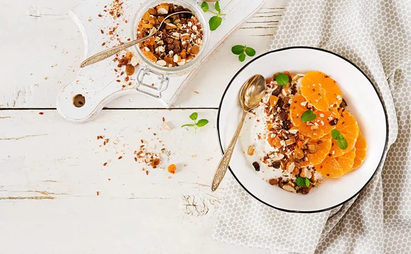 Skål Med Hemmagjord Müsli Med Yoghurt Och Mandarin Vita Träbord — Stockfoto