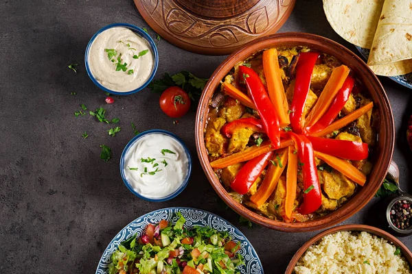 Comida Marroquí Platos Tradicionales Tajinos Cuscús Ensalada Fresca Sobre Mesa — Foto de Stock