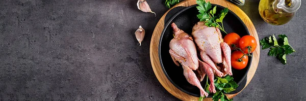 Rauwe ongekookte kwartel. Ingrediënten voor gezond vlees eten koken. — Stockfoto