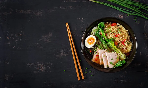 Asijské Miso Ramen Nudle Vejcem Vepřové Pak Choi Zelí Misce — Stock fotografie