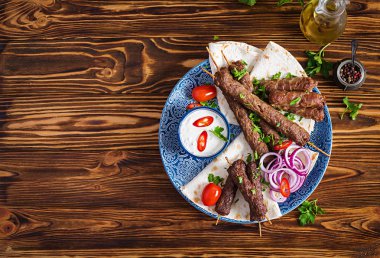 Türkçe ve Arapça geleneksel Ramazan kebap plaka karıştırın. Kebap adana, piliç, kuzu ve lavaş ekmek soslu et. Üstten Görünüm