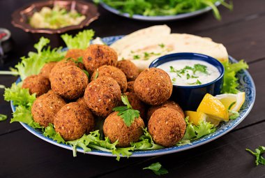 Falafel, humus ve pide. Karanlık bir arka plan üzerinde Orta Doğu ya da Arap yemekleri. Helal Gıda.