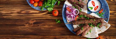 Türkçe ve Arapça geleneksel Ramazan kebap plaka karıştırın. Kebap reklam